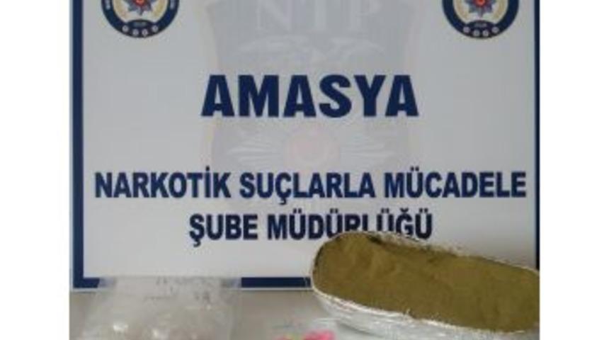 Uzman &Ccedil;avuşun &Ccedil;antasından Uyuşturucu &Ccedil;ıktı