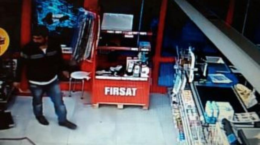 Bı&ccedil;aklı Soyguncuya Market &Ccedil;alışanlarından M&uuml;dahale