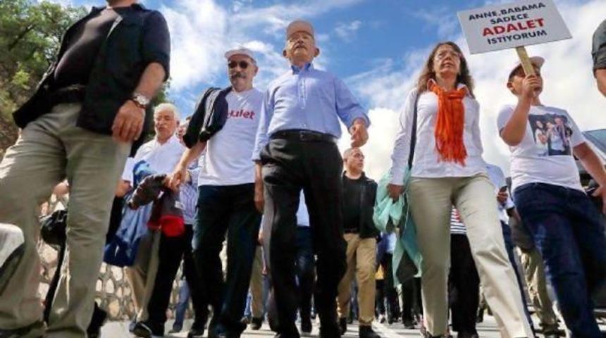 Kılı&ccedil;daroğlu'nun Yanında Tutuklu Anne Ve Babası I&ccedil;in Y&uuml;r&uuml;d&uuml;