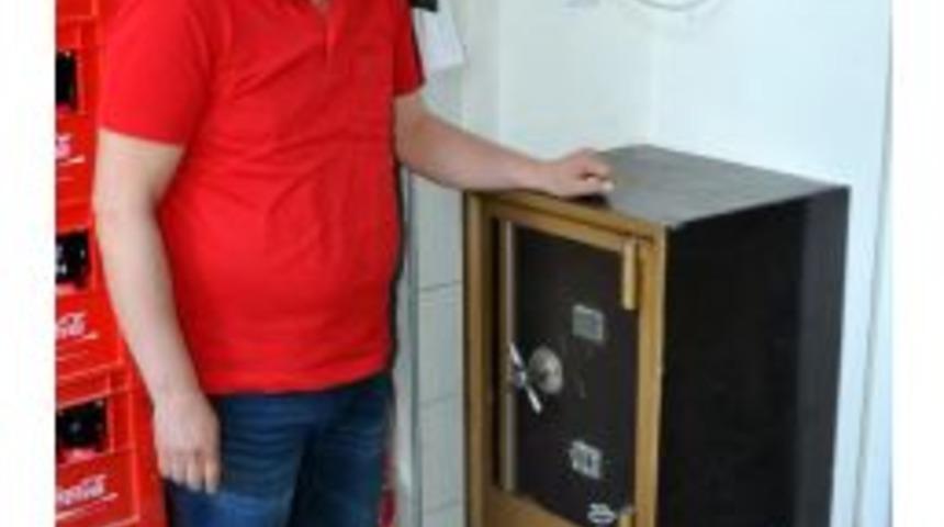 Lokanta &Ccedil;alışanlarının Bayram Maaşlarını &Ccedil;aldı