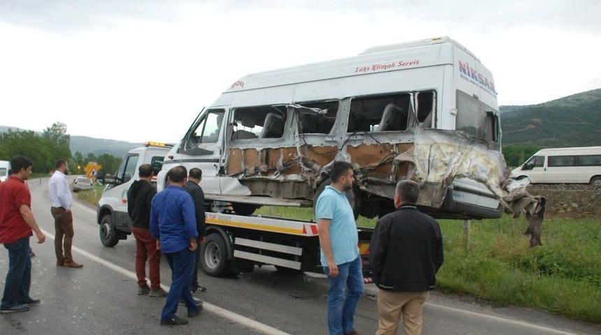 Tokat&rsquo;ta Yolcu Minib&uuml;s&uuml; Şarampole Devrildi: 9 Yaralı