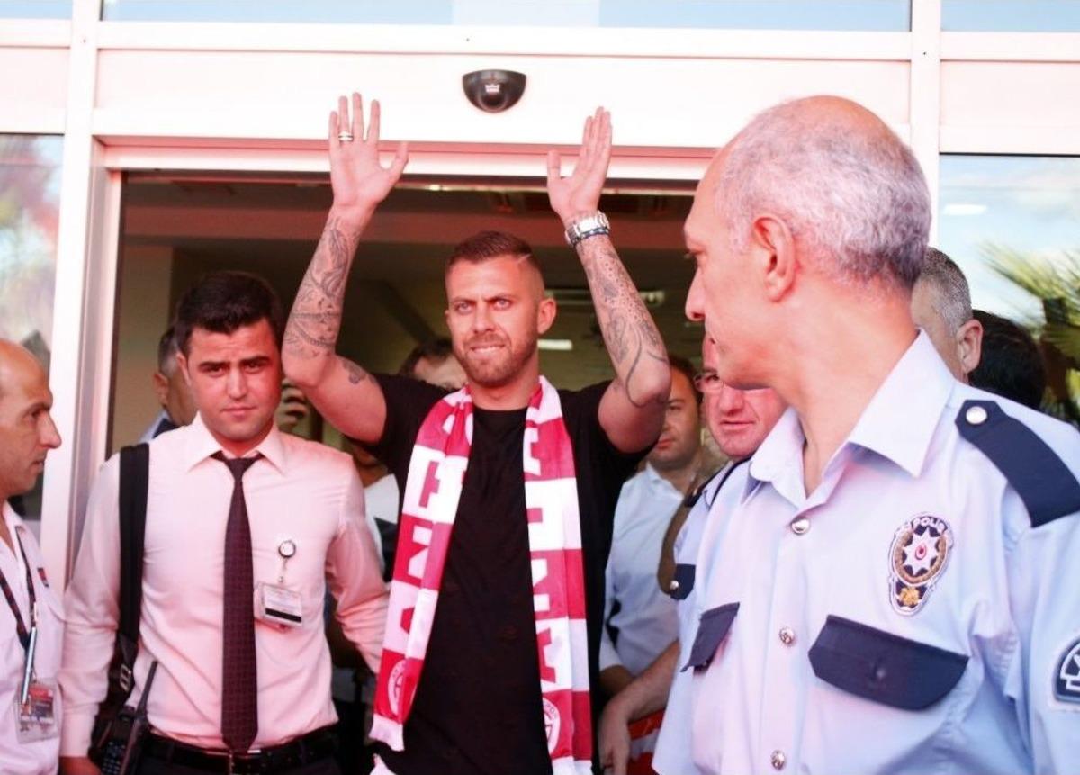 Menez&rsquo;e Antalya&rsquo;da Coşkulu Karşılama