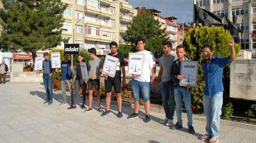 Adalet İ&ccedil;in 2 Dakika Hareketsiz Beklediler