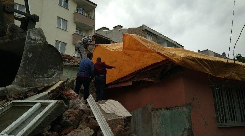 Yıkım Yapılırken Yandaki Evin Tavanı &Ccedil;&ouml;kt&uuml;