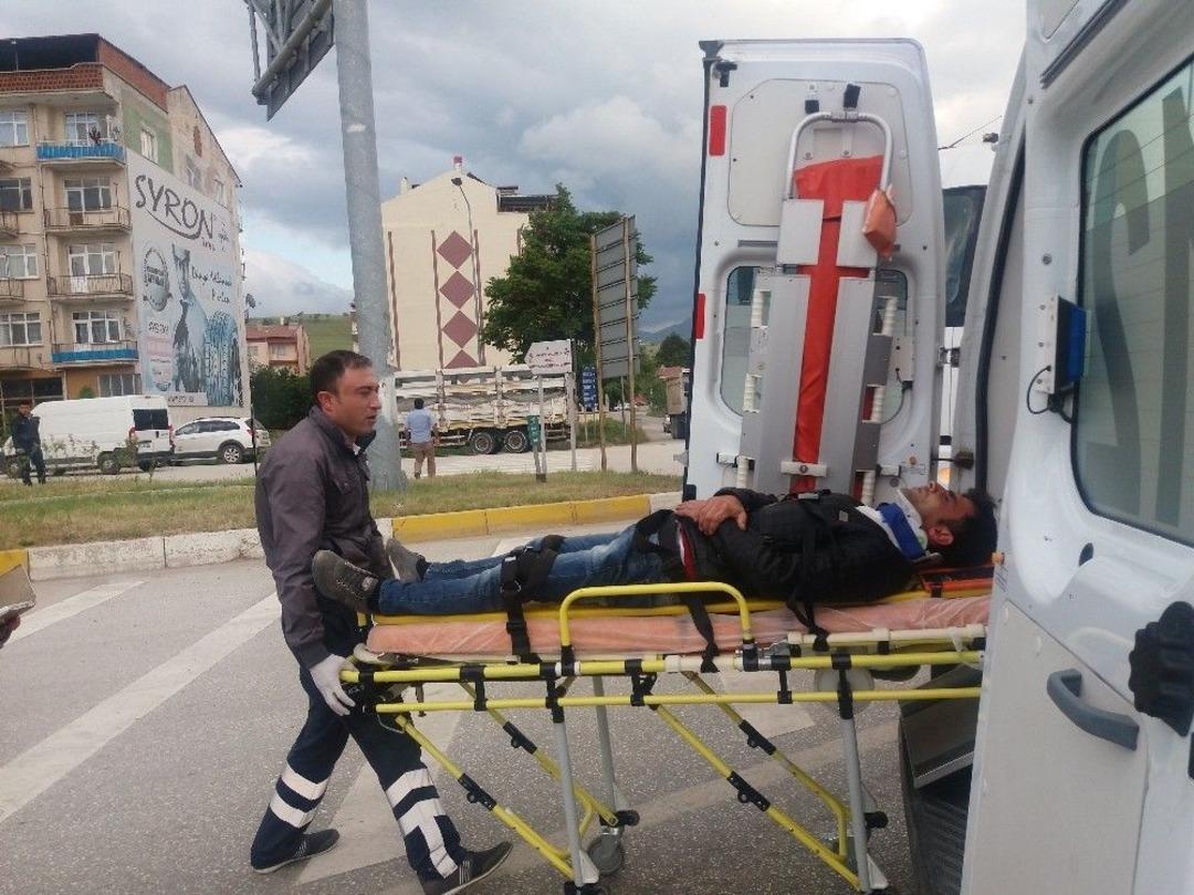 Otomobille &Ccedil;arpışan Motosikletli Yaralandı