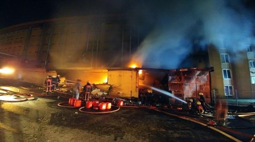 Arnavutk&ouml;y&rsquo;de Deri Fabrikasında Yangın