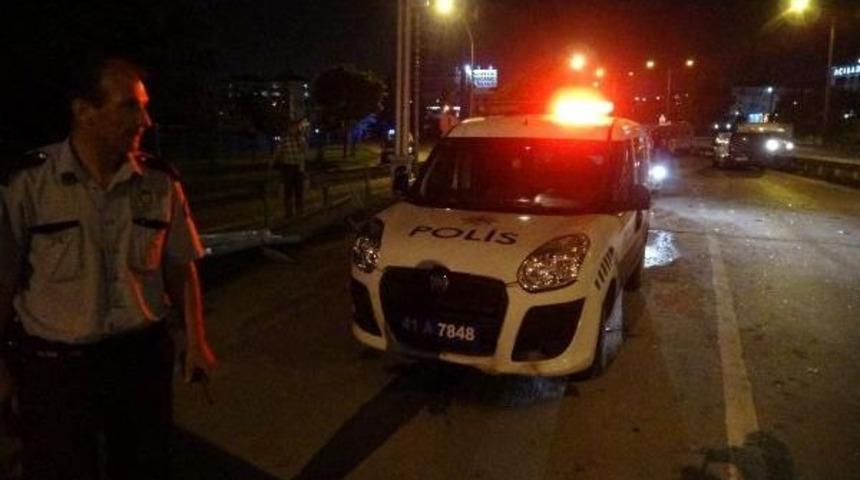 Dur Ihtarına Uymadı, Ka&ccedil;arken 4 Araca &Ccedil;arptı