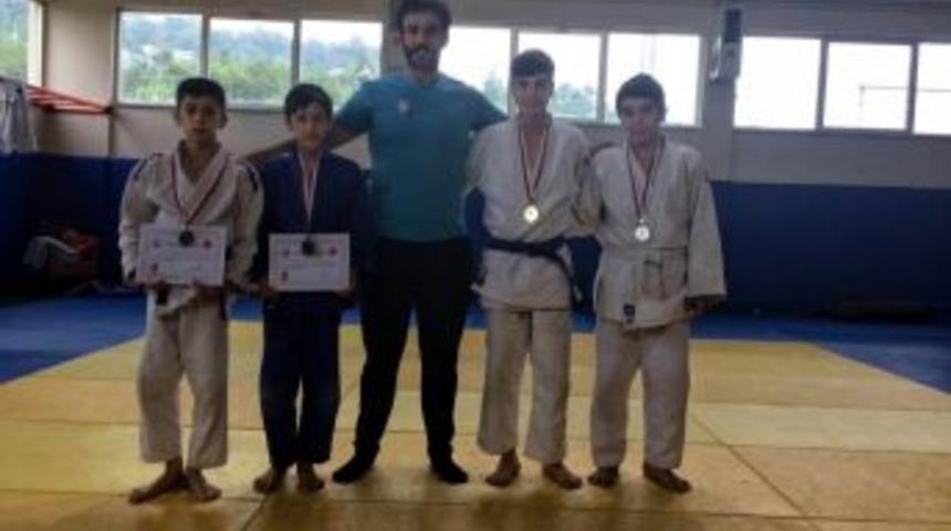 Salihlili Judocular Rize&rsquo;den 4 Madalya İle D&ouml;nd&uuml;