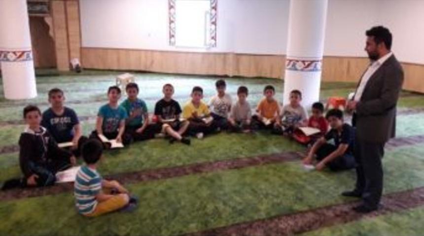 Hem Eğleniyor Hem Kur&rsquo;an &Ouml;ğreniyorlar