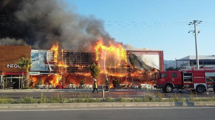 Avm Yangınında 8 Milyon Tl K&uuml;l Oldu