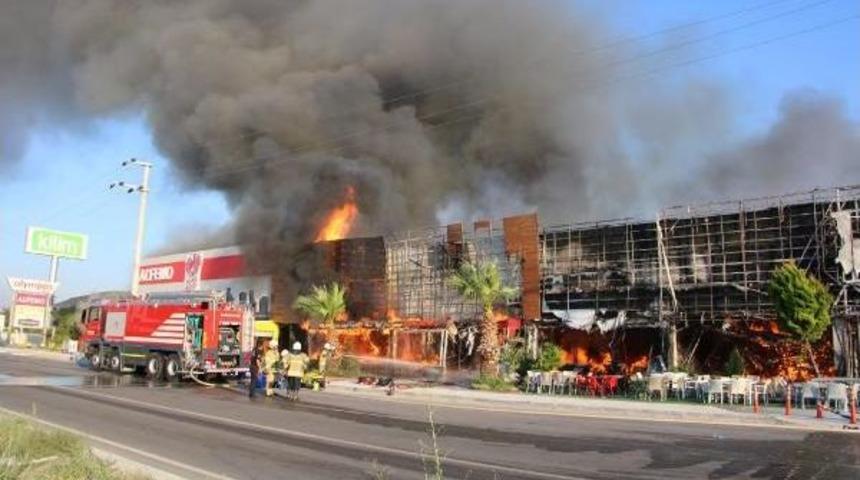 Avm'deki Yangın Korkuttu