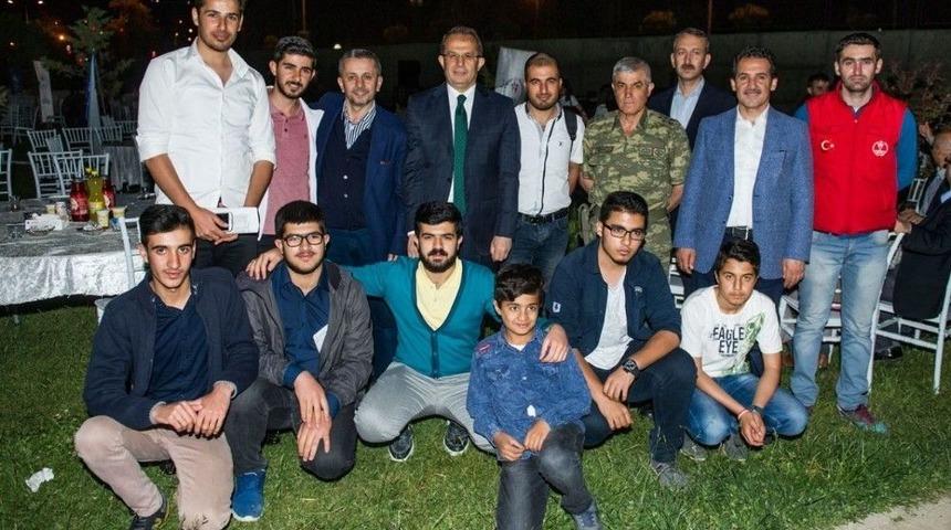 Vali Taşyapan Gen&ccedil;lerle İftar Yaptı