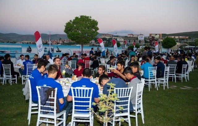 Vali Taşyapan Gen&ccedil;lerle İftar Yaptı 1