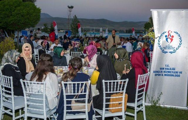 Vali Taşyapan Gen&ccedil;lerle İftar Yaptı 2