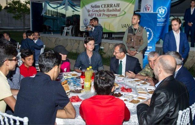 Vali Taşyapan Gen&ccedil;lerle İftar Yaptı 3