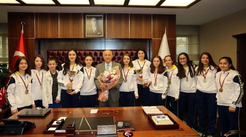 Şampiyon Voleybolculardan Başkan Yaşar&rsquo;a Ziyaret