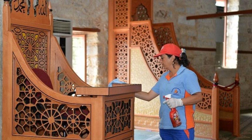 Yivli Minare Cami Bayrama Hazır