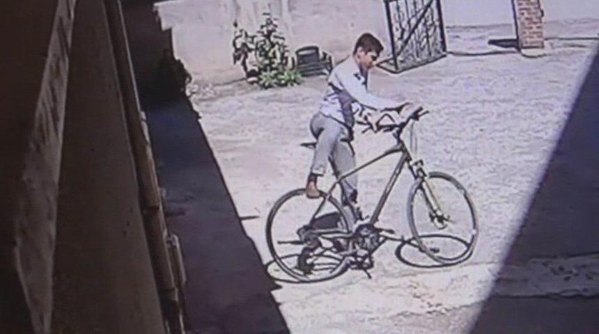 Kilitli Bisikleti 10 Saniyede &Ccedil;aldı