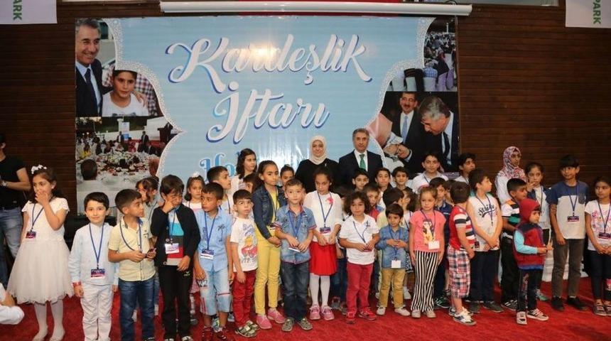 İlk Kez Oru&ccedil; Tutan &Ccedil;ocukların İftar Heyecanı