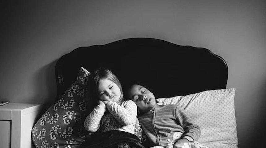 Evlat edindiği kızı ile &ouml;z kızı arasındaki bağı fotoğraflayan anne