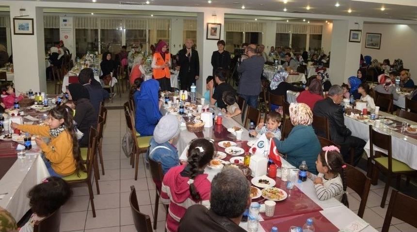 Esogü Rektörü Gönen, Suriyeli Ve Iraklı Mültecilerle İftarda Bir Araya Geldi