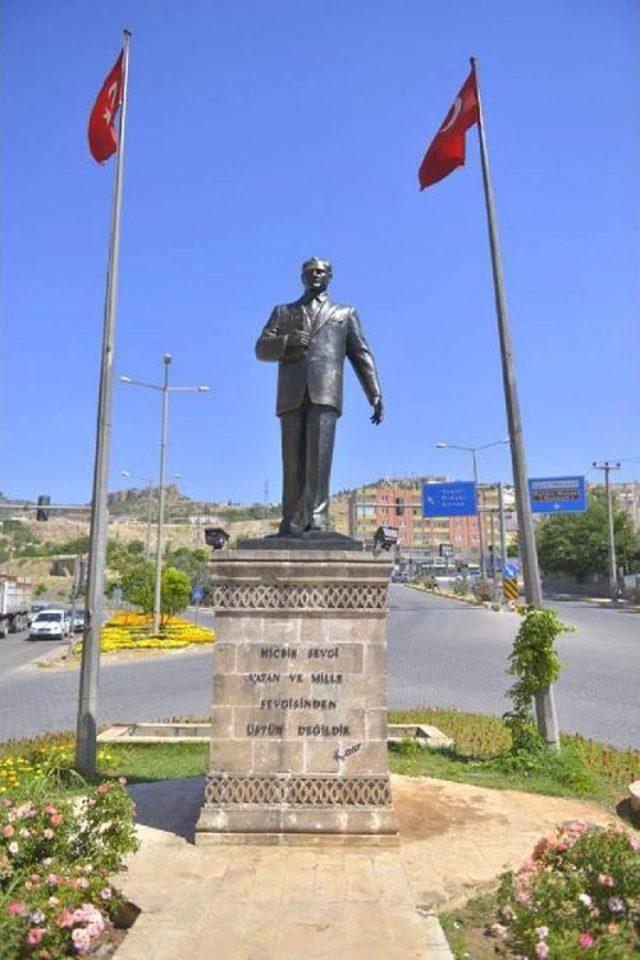 Atatürk Heykeli'ne Müzeden Bakım