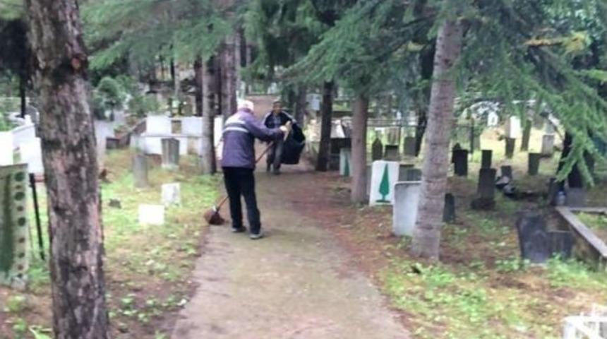 Mezarlıklarda Bayram Temizliği