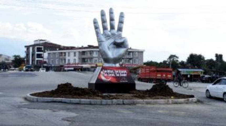 D&uuml;zce'de Kavşağa 'rabia' Heykeli