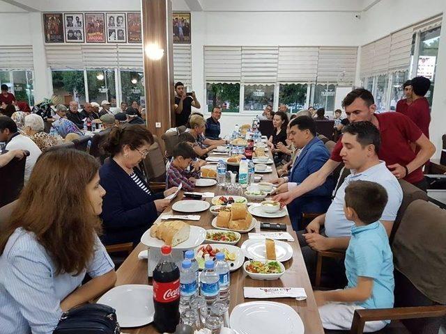 Yaşlı &Ccedil;ınarlara İftar Yemeği Verildi 1