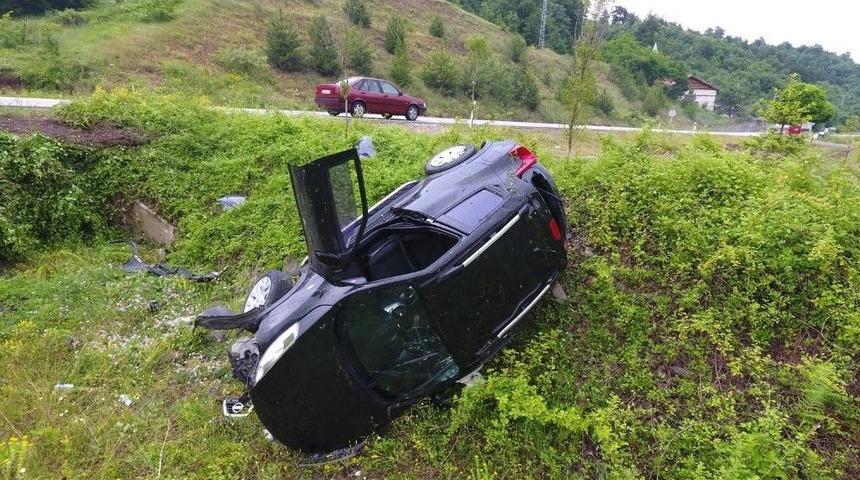 Sinop&rsquo;ta Otomobil Şarampole Yuvarlandı: 2 Yaralı