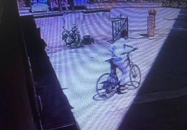 Tokat’Ta Bisiklet Hırsızlığı Güvenlik Kamerasına Yansıdı