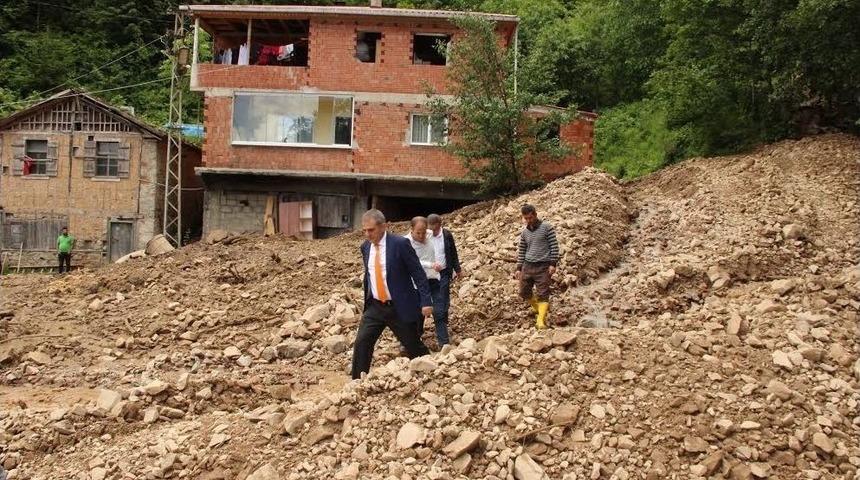 Yomra&rsquo;da Yoğun Yağmur Yağışı Nedeniyle 6 Mahalle Yolu Ulaşıma Kapandı.