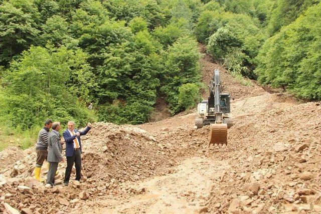 Yomra’da Yoğun Yağmur Yağışı Nedeniyle 6 Mahalle Yolu Ulaşıma Kapandı.