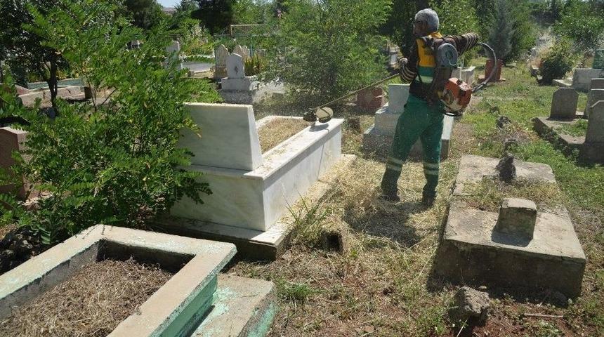 Diyarbakır&rsquo;daki Mezarlıklar Temizleniyor