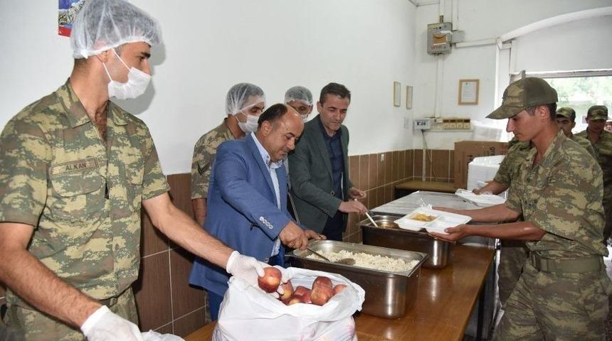 Askerlerin Yemekleri Bu Kez Yunusemre Belediyesinden