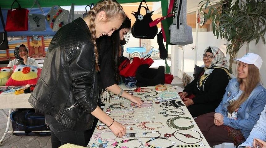 Kadınlar El Emeği G&ouml;z Nuru &Uuml;r&uuml;nlerle Ekonomilerine Katkı Sağlıyor