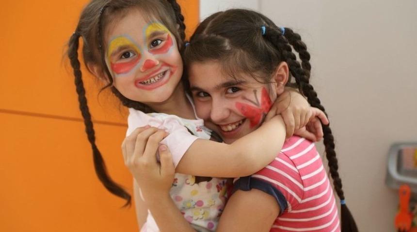 Anneler Pazarda, &Ccedil;ocuklar Nar Tanem Oyunevi&rsquo;nde