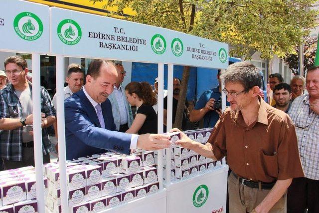 Edirne Belediyesi 20 Bin Kutu Kandil Simidi Dağıttı