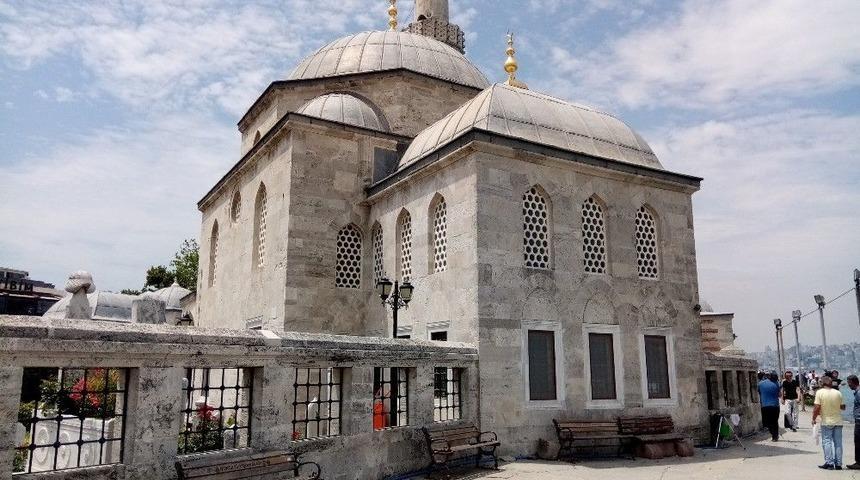 Şemsi Paşa Cami&rsquo;nde Yol Yapım &Ccedil;alışmaları Nedeniyle Hasar Oluştu