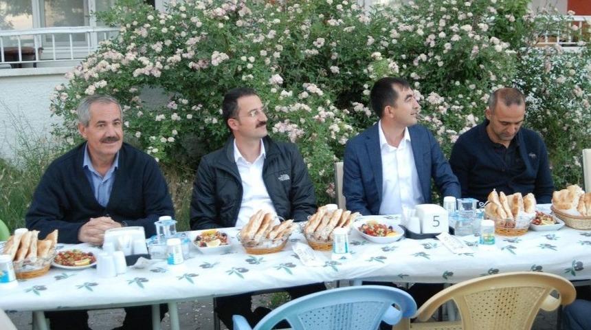 Adilcevaz&rsquo;da G&uuml;venlik G&uuml;&ccedil;leri Ve Muhtarlara İftar Yemeği Verildi