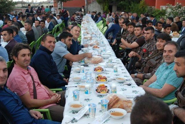 Adilcevaz’da Güvenlik Güçleri Ve Muhtarlara İftar Yemeği Verildi