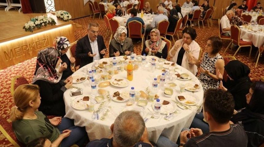 Başkan &Ccedil;elikcan Şehit Aileleri İle İftarda Buluştu