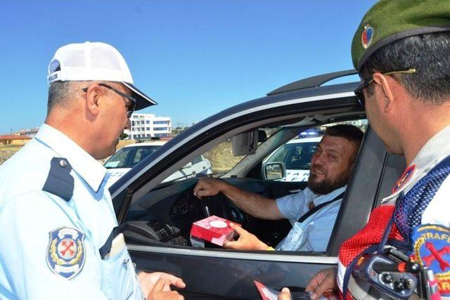 Bayram Öncesi Jandarma Ve Polisten Sürücülere Tatlı İkramı