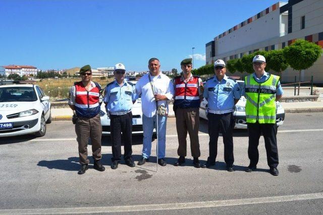 Bayram Öncesi Jandarma Ve Polisten Sürücülere Tatlı İkramı