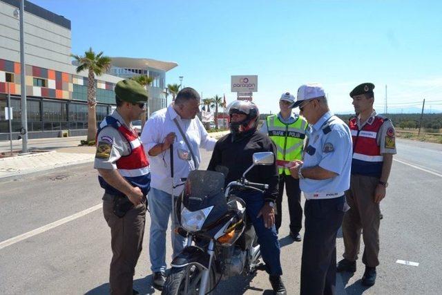 Bayram Öncesi Jandarma Ve Polisten Sürücülere Tatlı İkramı