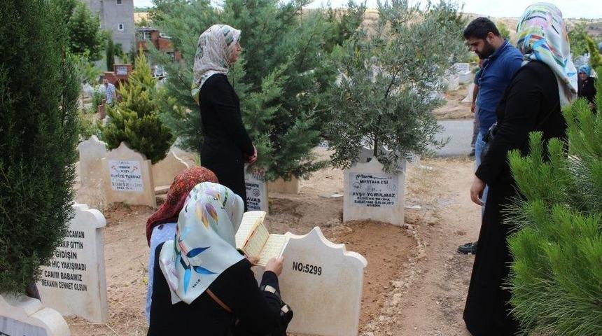 Vatandaşlar Mezarlığa Akın Etti