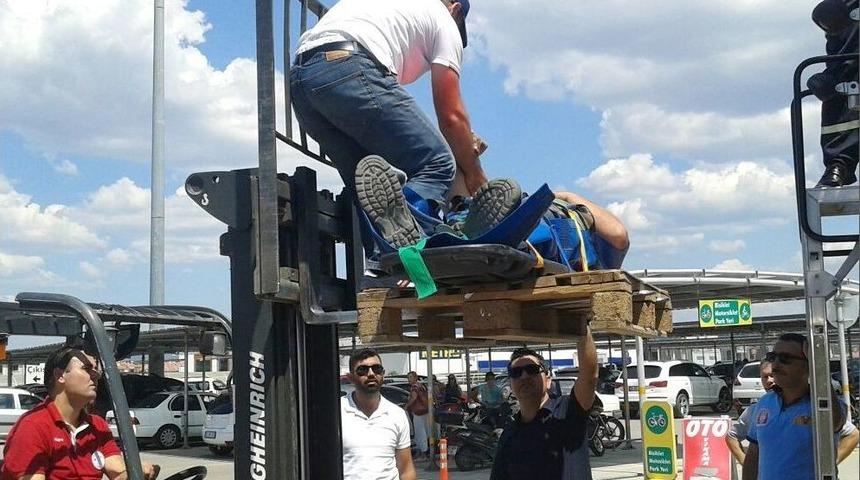 Ayvalık&rsquo;ta Avm&rsquo;nin &Ccedil;atısından D&uuml;şt&uuml;