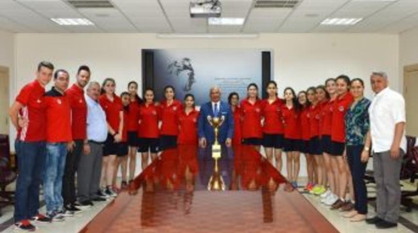 Gen&ccedil; Basketbolcular Başarılarını Başkan Kocamaz İle Paylaştı