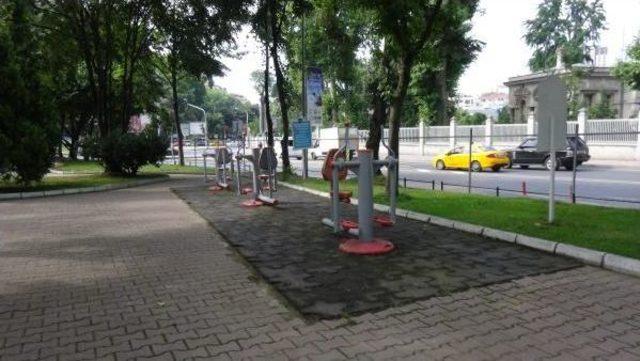 Beşiktaş&rsquo;Taki Azerbaycan Dostluk Parkı Demirlerle &Ccedil;evrelendi 2