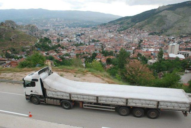 Tokat’ta Heyelan Tehlikesiyle Kapanan Yol Ulaşıma Açıldı